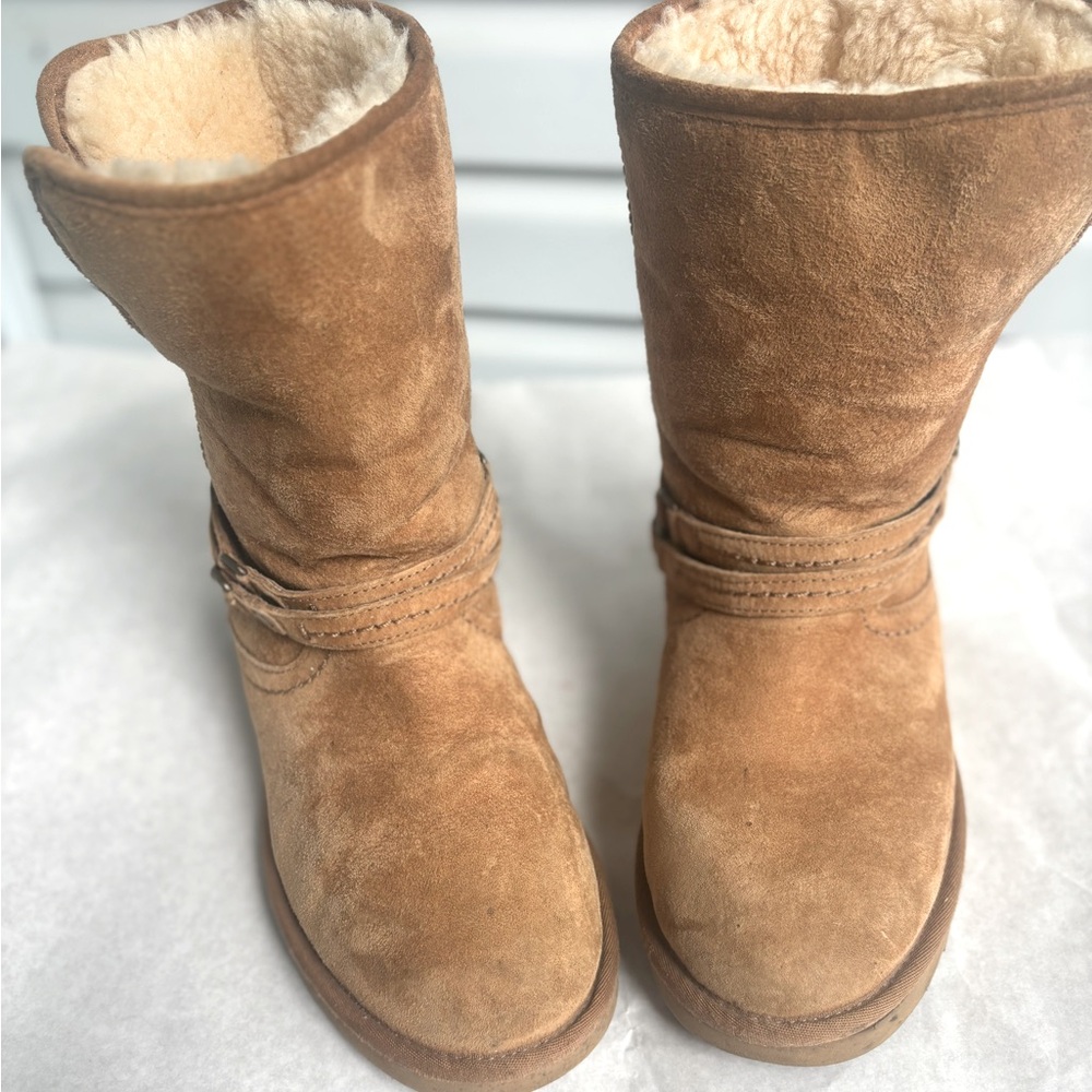 UGG Australia Palisade chestnut Brown suede sheepskin boots. Size 9